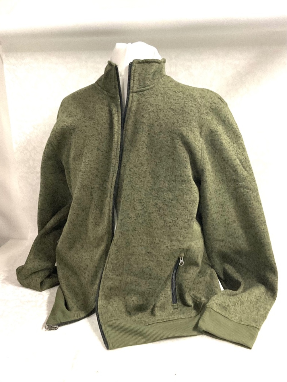 SONOMA Men’s  Zipper front Sweater, 2 Zipper pockets. Large